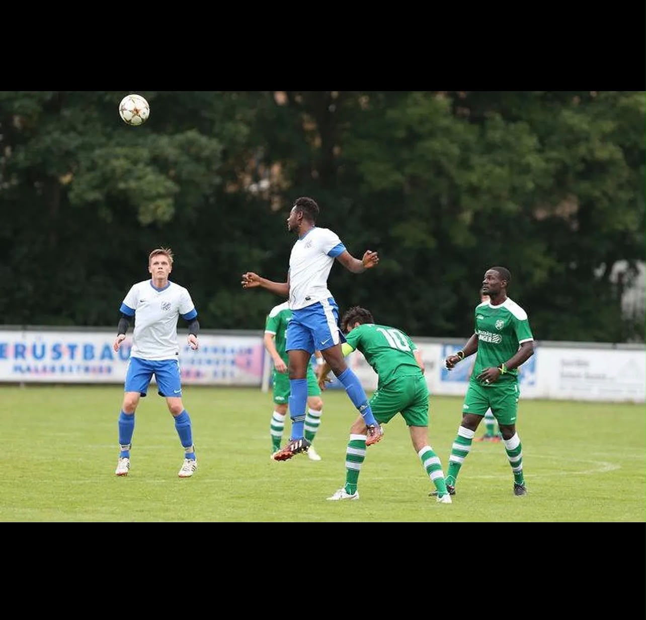 Kopfballsituation während eines Fußballspiels